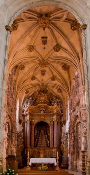 Vault and altar of the Church of Santa Cruz